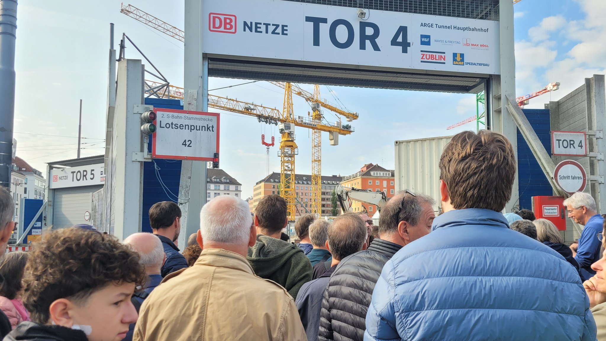 Besucher besichtigen die Baustelle zur zweiten S-Bahn-Stammstrecke