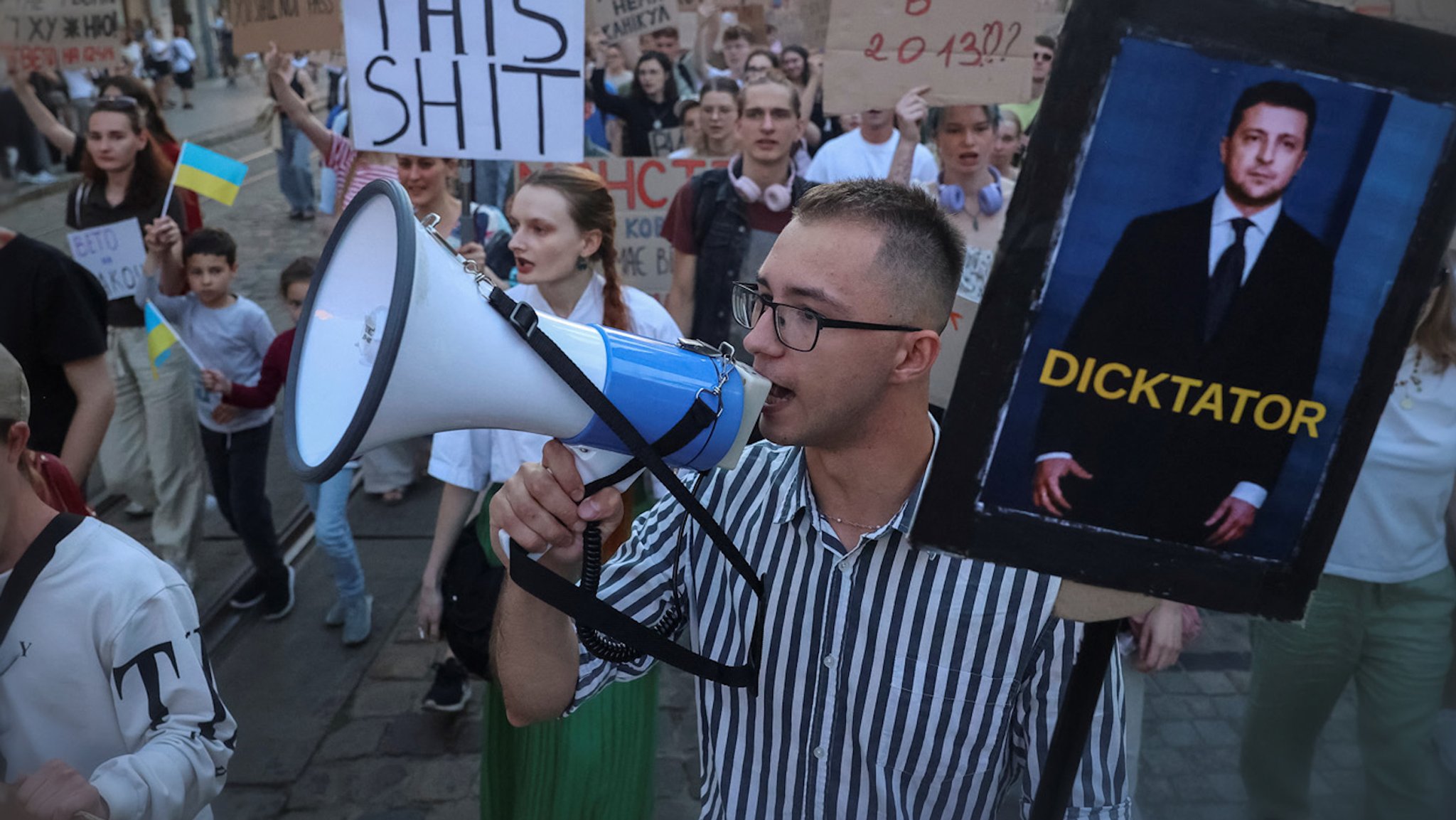 In der ganzen Ukraine gehen Tausende auf die Straße, um gegen das Gesetz zur Neuregelung der Antikorruptionsbehörden zu protestieren.