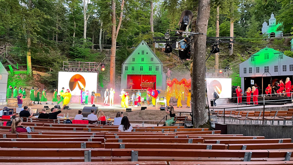 Probenszene für die Uraufführung von "Der größte Glückskeks" auf der Bühne des Bergwaldtheaters in Weißenburg