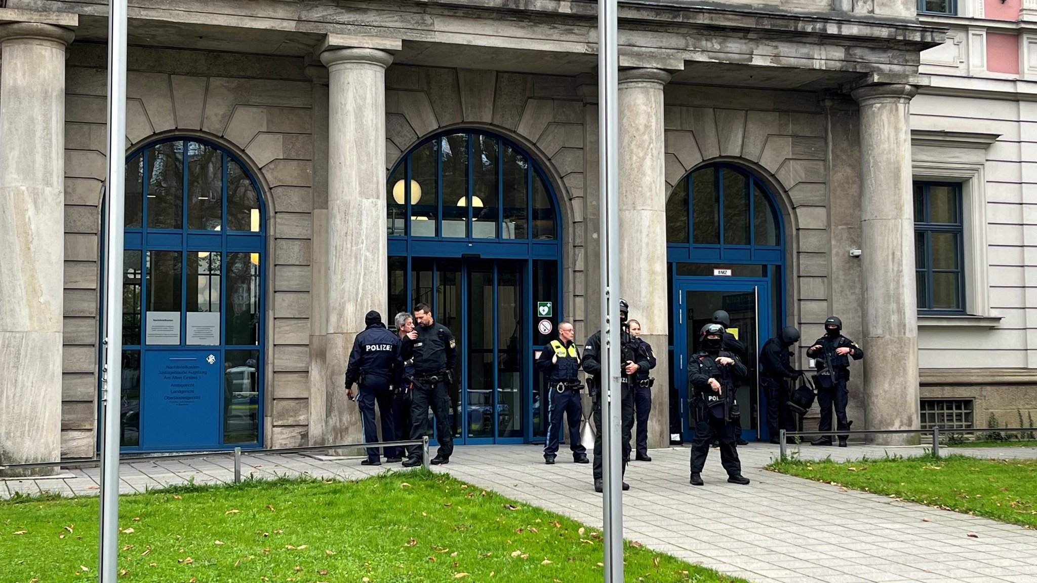 Polizeibeamte sicherten den Eingang des Landgerichts in der Augsburger Innenstadt.