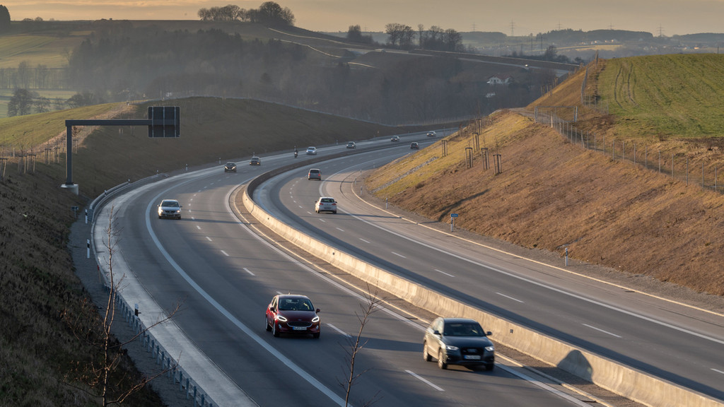 Autos und Lkw fahren über die Autobahn A94