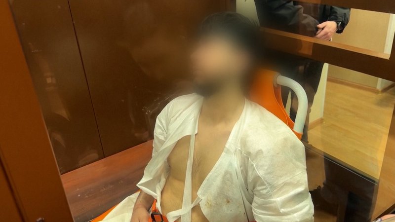 Verhafteter sitzt in einem gläsernen Verschlag | Bild: Bayerischer Rundfunk 2024 Verhafteter sitzt in einem gläsernen Verschlag