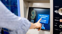 Eine Frau kauft das 9-Euro-Ticket an einem Fahrscheinautomaten. | Bild:Johanna Schlüter/BR