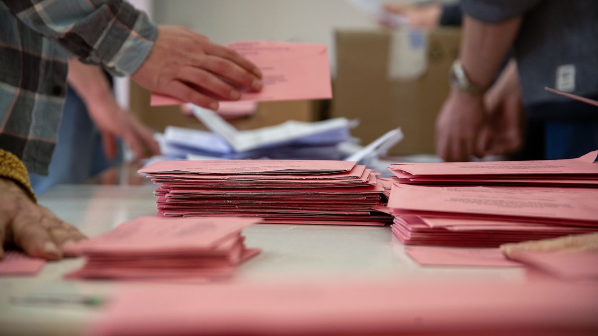Rosafarbene Wahlumschläge liegen zur Auszählung der Briefwahlstimmzettel bei der Bundestagswahl 2025 bereit (Symbolbild).