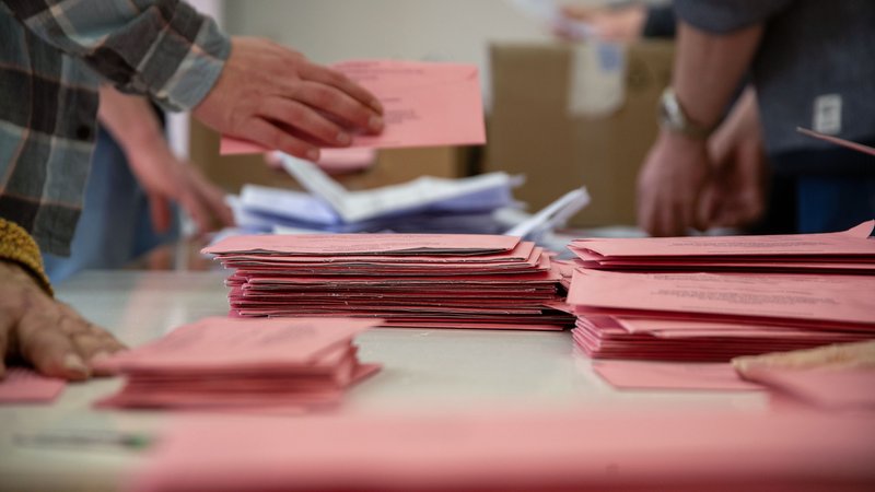 Rosafarbene Wahlumschläge liegen zur Auszählung der Briefwahlstimmzettel bei der Bundestagswahl 2025 bereit (Symbolbild). | Bild: pa/dpa/Pia Bayer Rosafarbene Wahlumschläge liegen zur Auszählung der Briefwahlstimmzettel bei der Bundestagswahl 2025 bereit (Symbolbild).
