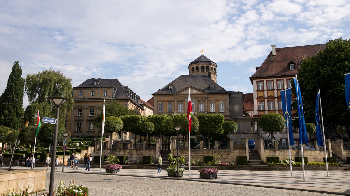 Blick auf den Luitpoldplatz in Bayreuth mit seinen historischen Gebäuden 