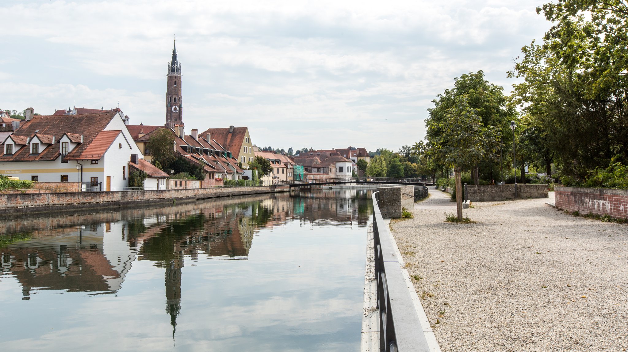 Blick auf Landshut mit der Martinskirche von der Isar aus (Symbolfoto)