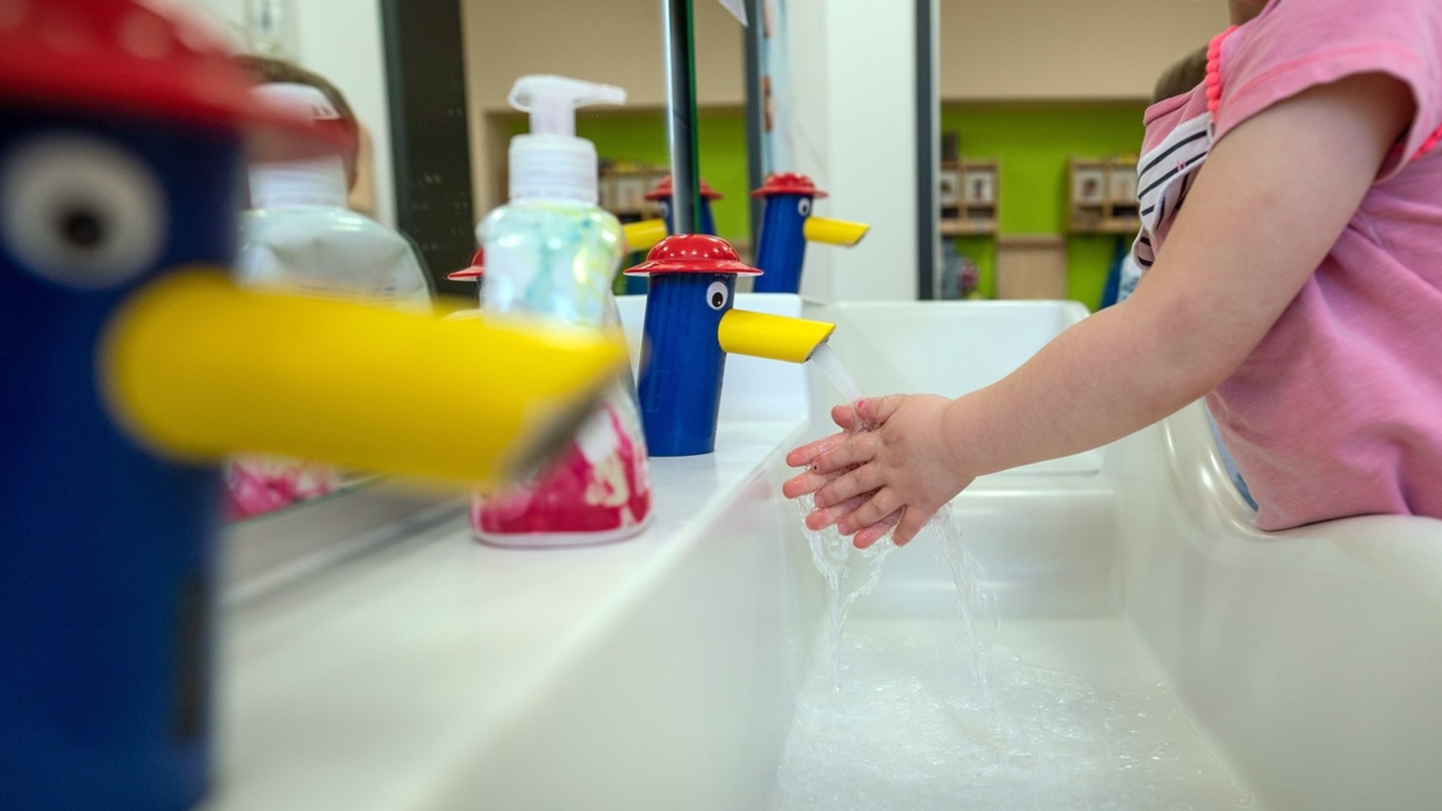 Ein Kind wäscht sich in einer Kindertagesstätte die Hände. Häufigeres Reinigen der Hände ist Teil des Hygienekonzepts. 