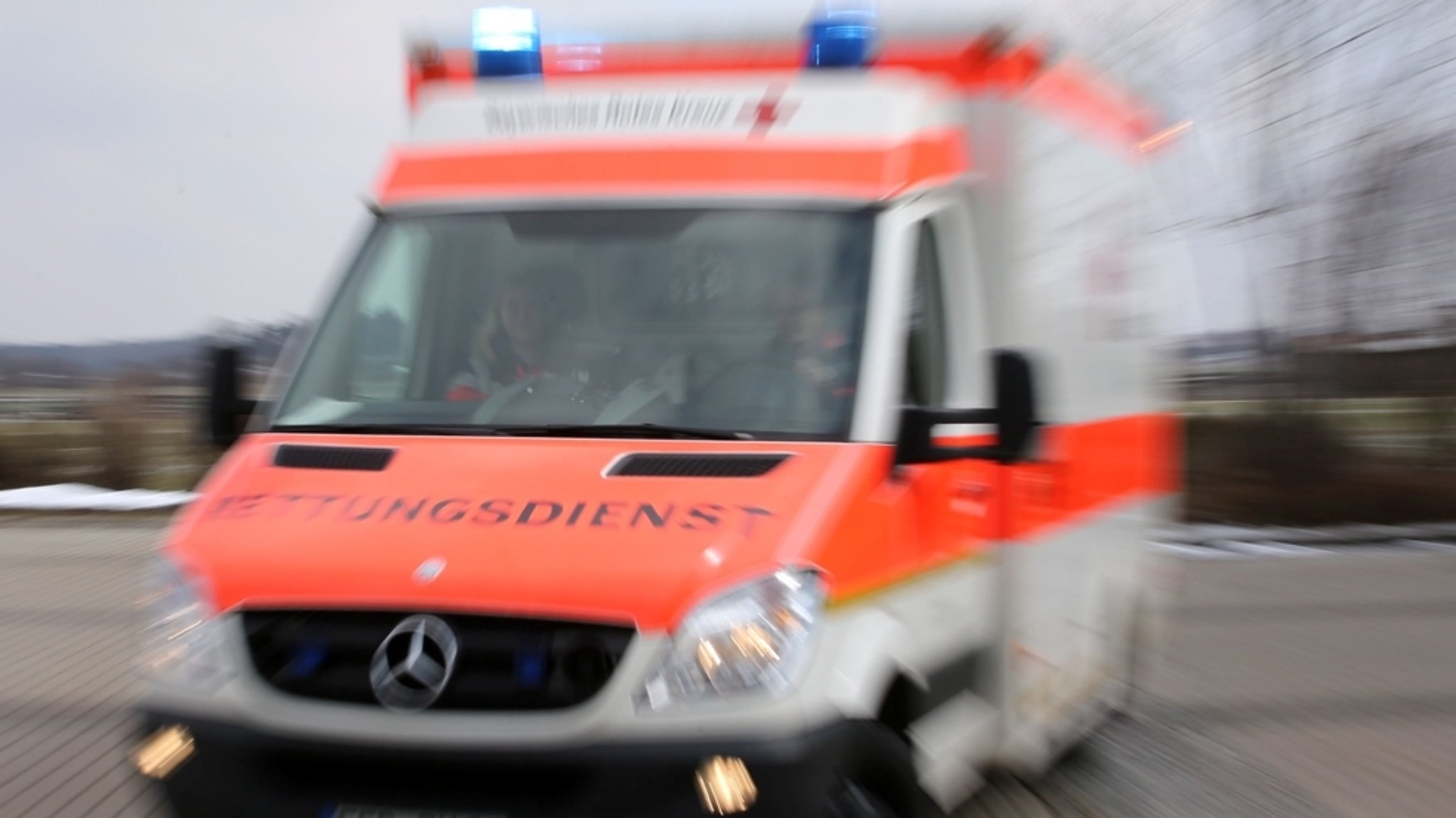 Ein Rettungsfahrzeug im Einsatz (Symbolbild) | Bild: dpa-Bildfunk/Stephan Jansen Ein Rettungsfahrzeug im Einsatz (Symbolbild)