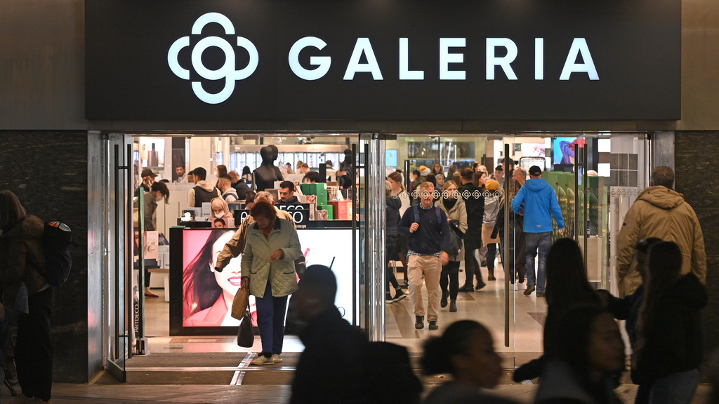 Menschen im Eingangsbereich eines Galeria Kaufhauses