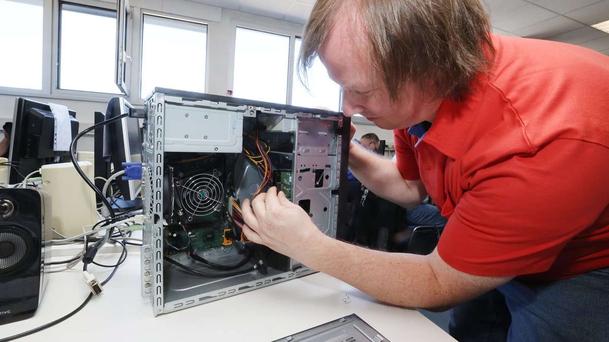 Arbeit an einem reparaturbedürftigen Computer