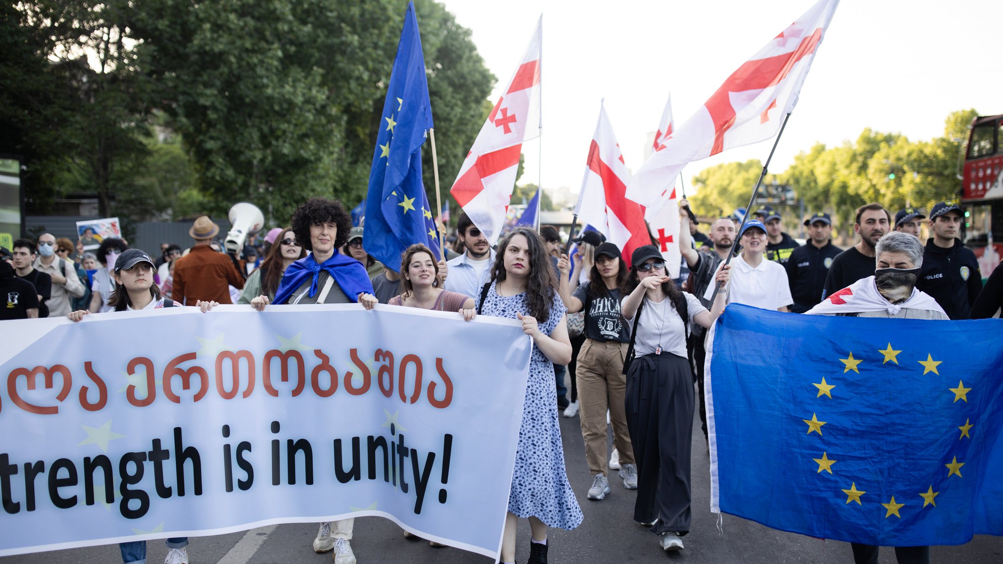 Proteste in Georgien. | Bild: picture alliance / NurPhoto | Sébastien Canaud Proteste in Georgien.