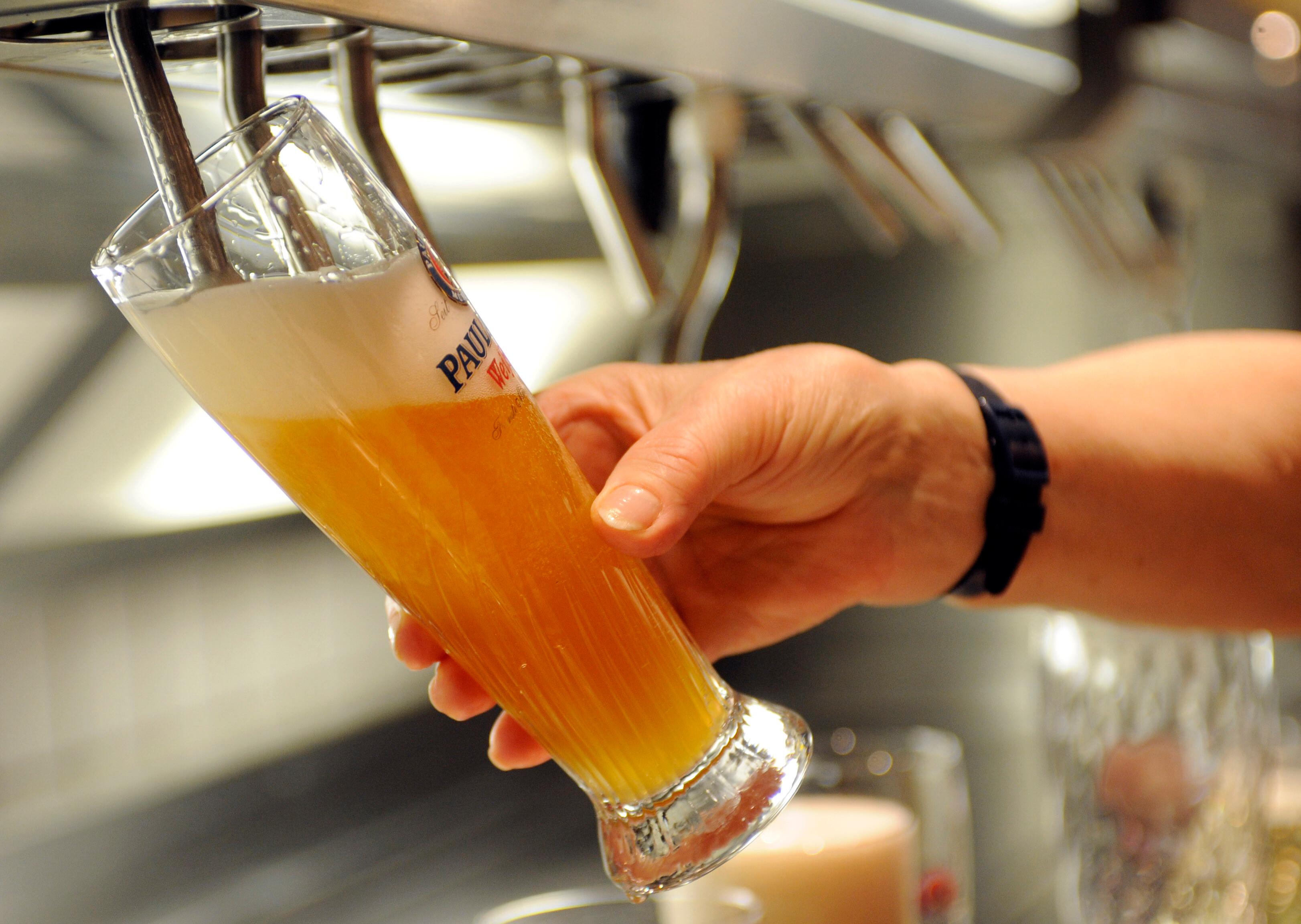 ine Kellnerin zapft in einer Gastwirtschaft in München Weissbier aus einem Schankautomaten. Die Lust auf Bier nimmt unterdessen immer weiter ab.