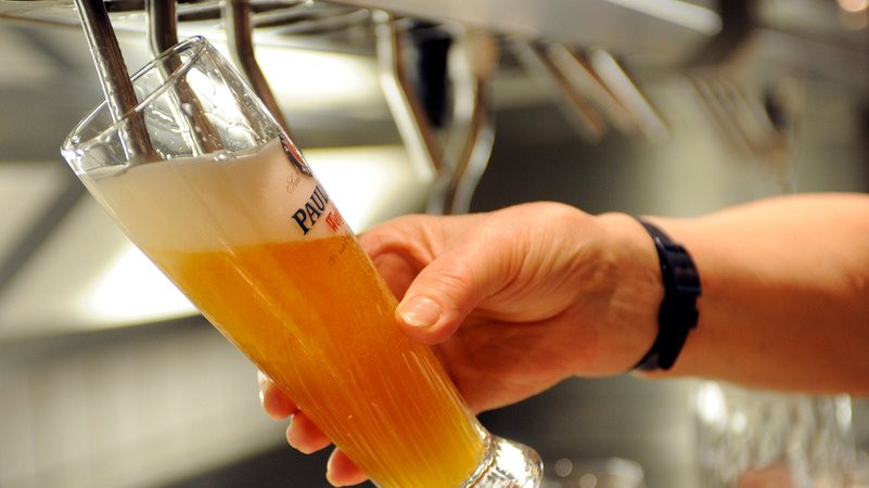 ine Kellnerin zapft in einer Gastwirtschaft in München Weissbier aus einem Schankautomaten. Die Lust auf Bier nimmt unterdessen immer weiter ab. | Bild: picture alliance / ASSOCIATED PRESS | UWE LEIN ine Kellnerin zapft in einer Gastwirtschaft in München Weissbier aus einem Schankautomaten. Die Lust auf Bier nimmt unterdessen immer weiter ab.