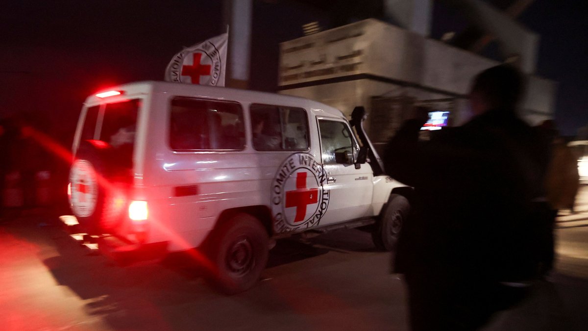 Fahrzeug des Roten Kreuzes mit freigelassenen Geiseln