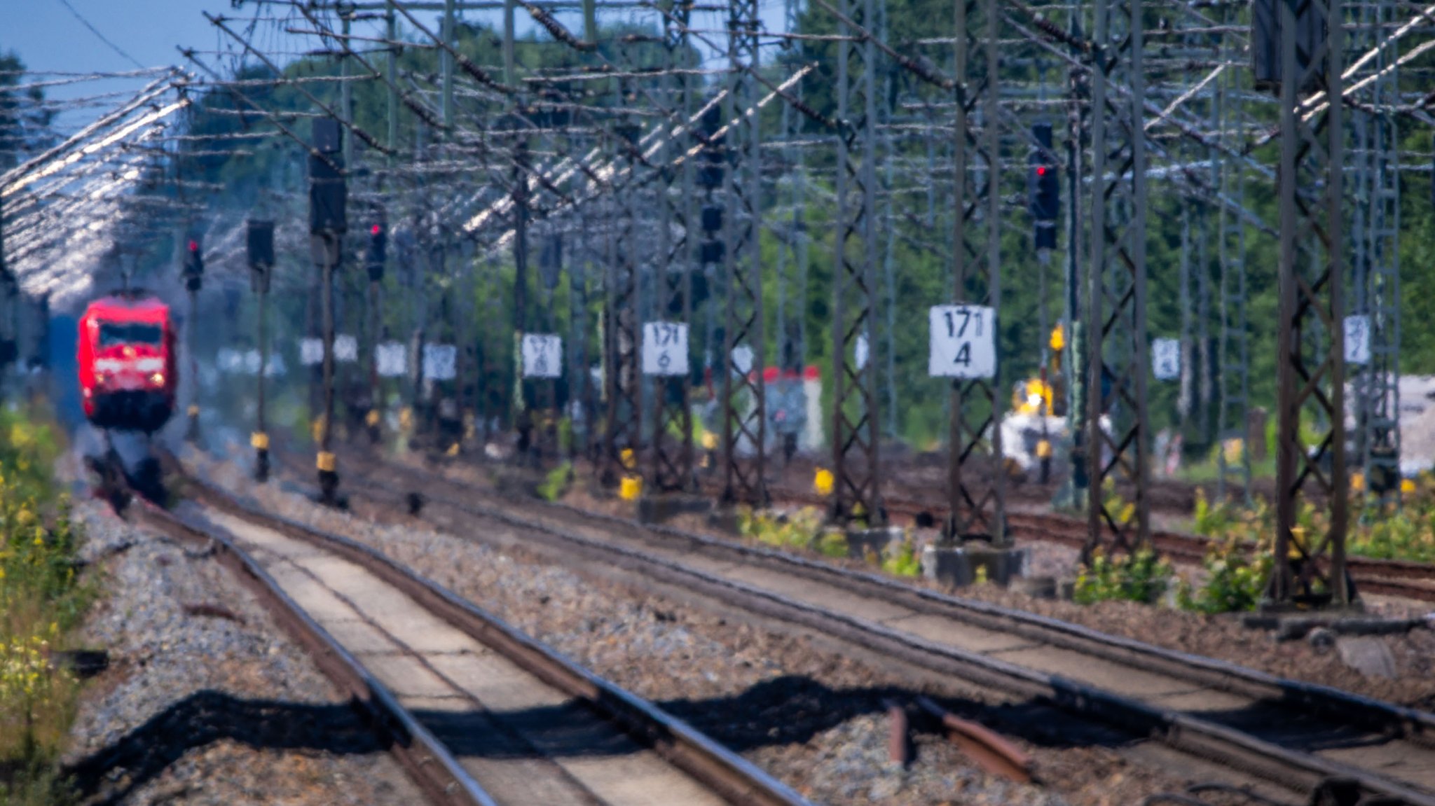Archivbild: Ein Intercity-Schnellzug fährt auf freier Strecke, während die warme Luft für Hitzeflimmern über den Gleisen sorgt. | Bild: picture alliance/dpa | Jens Büttner Archivbild: Ein Intercity-Schnellzug fährt auf freier Strecke, während die warme Luft für Hitzeflimmern über den Gleisen sorgt.