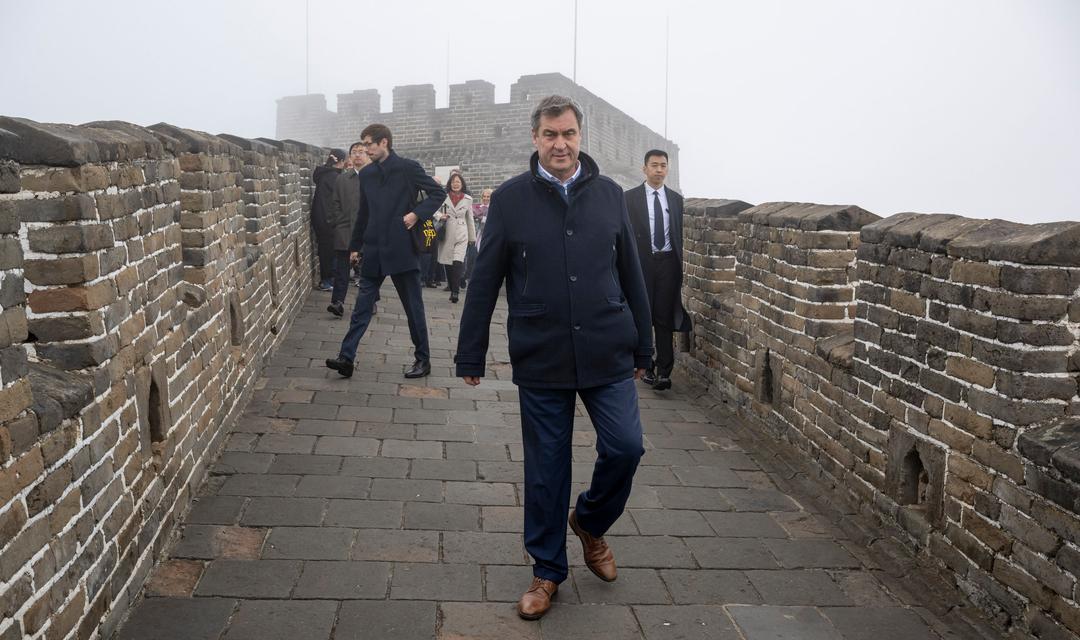 Markus Söder (CSU), Ministerpräsident von Bayern, besichtigt bei Peking ein Stück der Chinesischen Mauer.