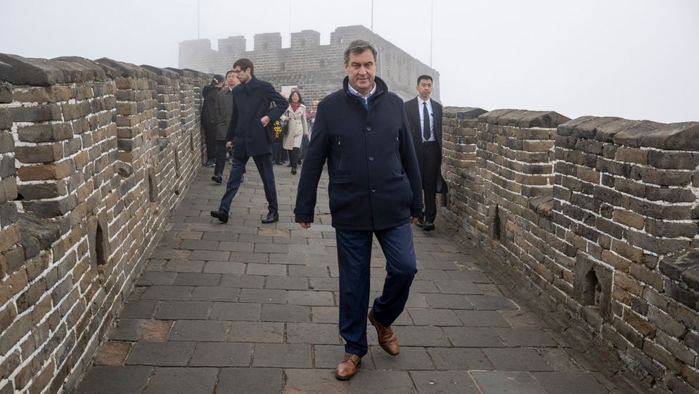 Markus Söder (CSU), Ministerpräsident von Bayern, besichtigt bei Peking ein Stück der Chinesischen Mauer. | Bild:dpa-Bildfunk/Peter Kneffel