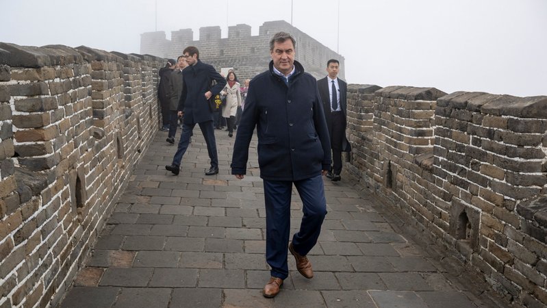 Markus Söder (CSU), Ministerpräsident von Bayern, besichtigt bei Peking ein Stück der Chinesischen Mauer.