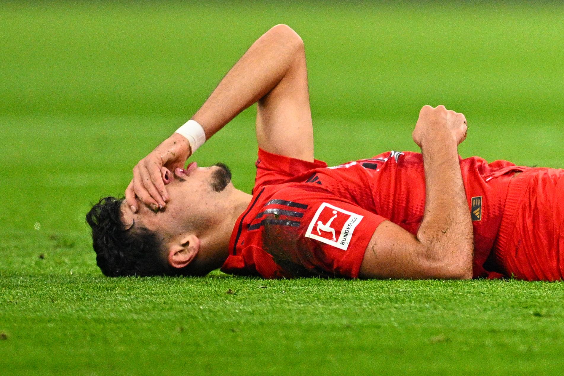 Aleksandar Pavlovic liegt verletzt am Boden