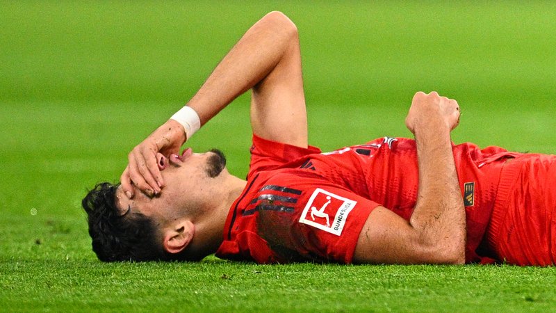 Aleksandar Pavlovic liegt verletzt am Boden | Bild: picture-alliance/dpa Aleksandar Pavlovic liegt verletzt am Boden