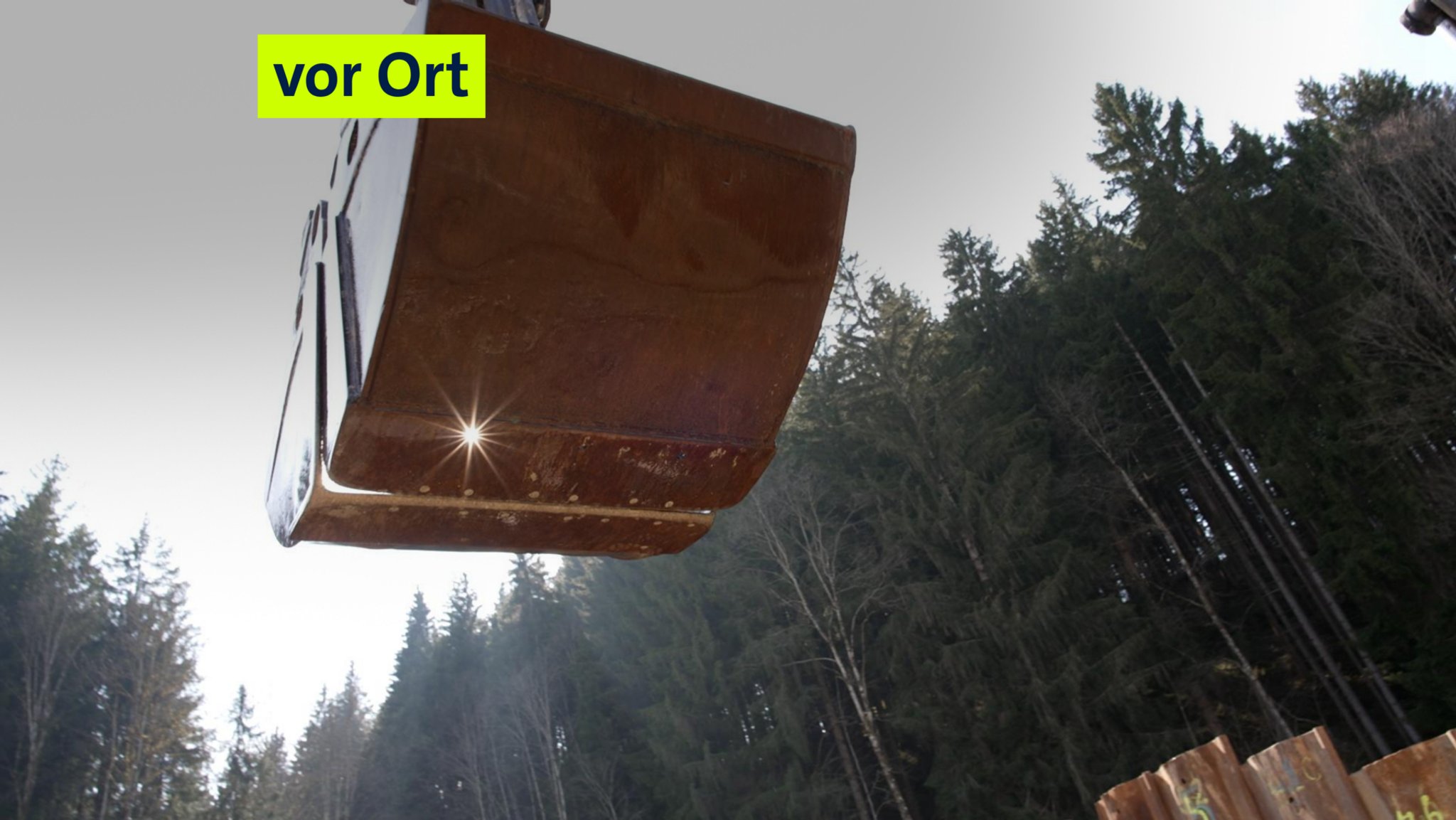 Eine Baggerschaufel von unten, im Hintergrund Wald | Bild: BR/Markus Wessely Eine Baggerschaufel von unten, im Hintergrund Wald