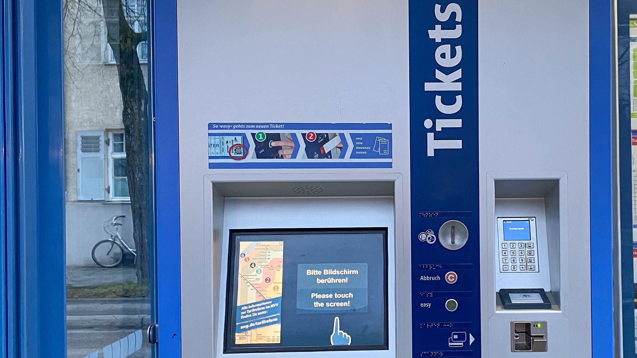 Ticketautomat an einer Haltestelle (Symbolbild)