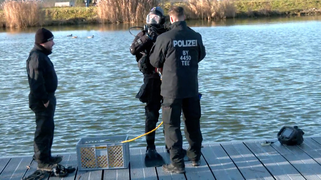 Polizeitaucher machen sich bereit für Suche im Main-Donau-Kanal
