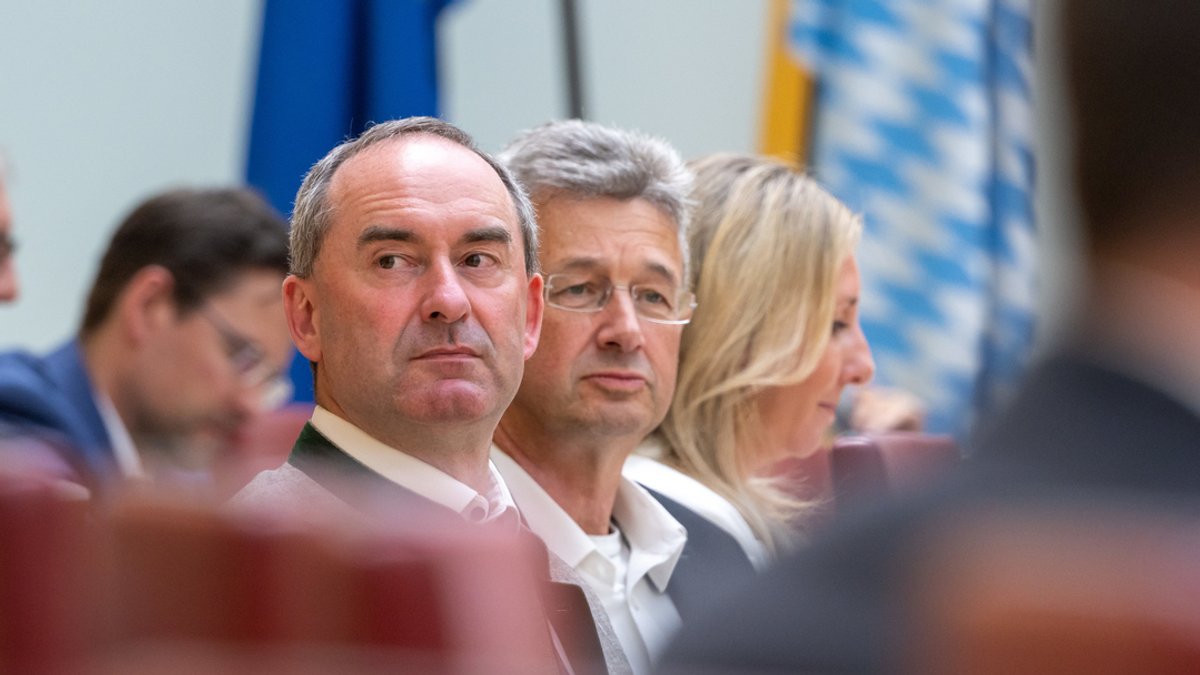 Hubert Aiwanger, stellvertretender Ministerpräsident und bayerischer Staatsminister für Wirtschaft, Landentwicklung und Energie, sitzt im Plenarsaal des bayerischen Landtags.