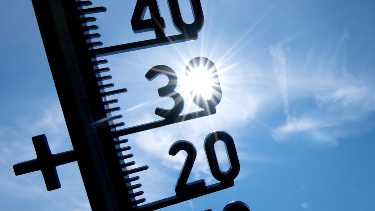 Sonne scheint durch ein Thermometer (Symbolbild).