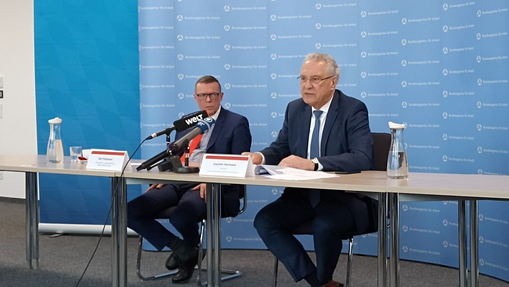 Ralf Holtzwart und Joachim Herrmann in der Bundesagentur für Arbeit in Nürnberg. | Bild: BR/Eleonore Birkenstock Ralf Holtzwart und Joachim Herrmann in der Bundesagentur für Arbeit in Nürnberg.