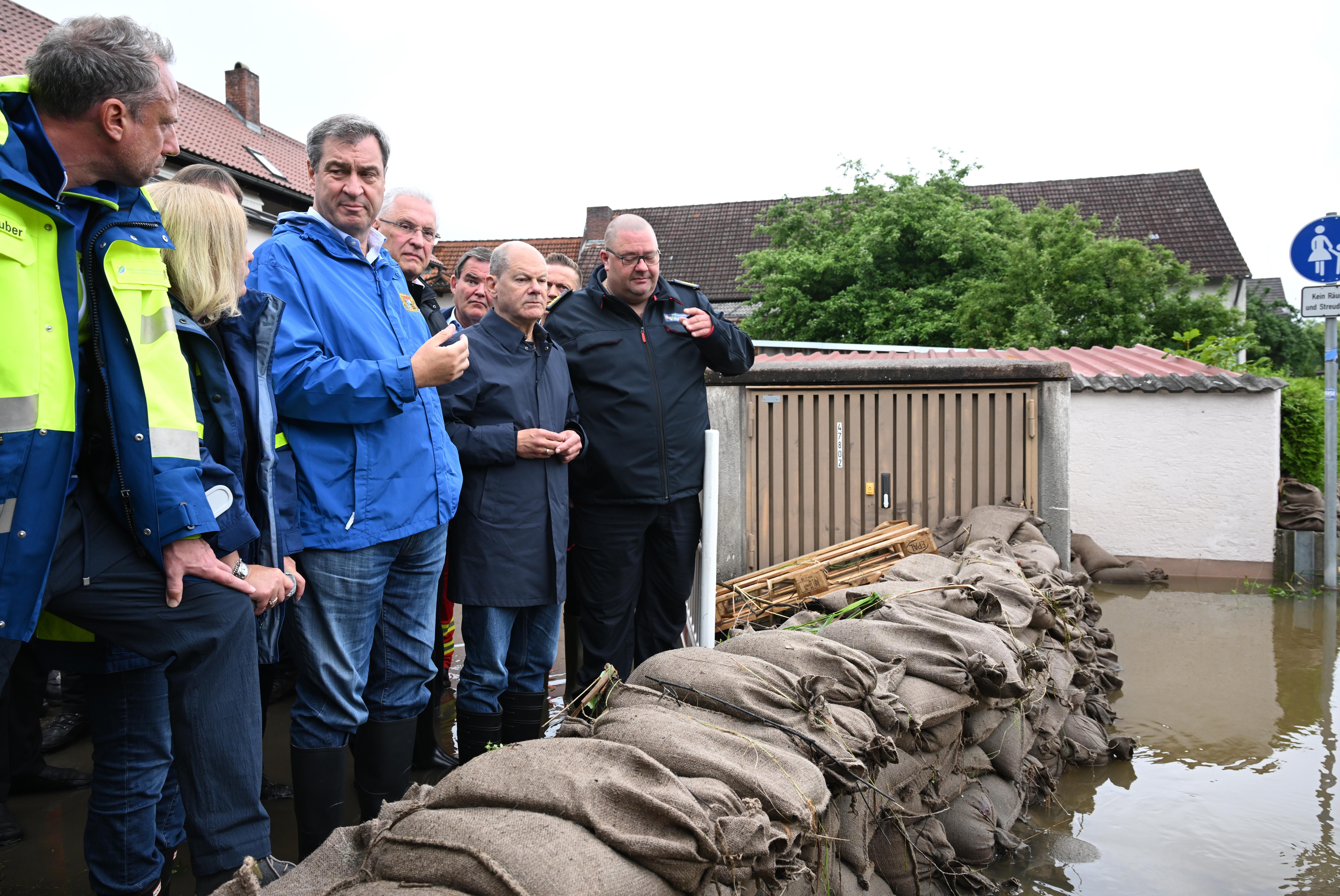 Politiker bei Hochwasser in Reichertshofen