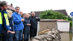 Politiker bei Hochwasser in Reichertshofen | Bild: picture alliance/dpa / Sven Hoppe