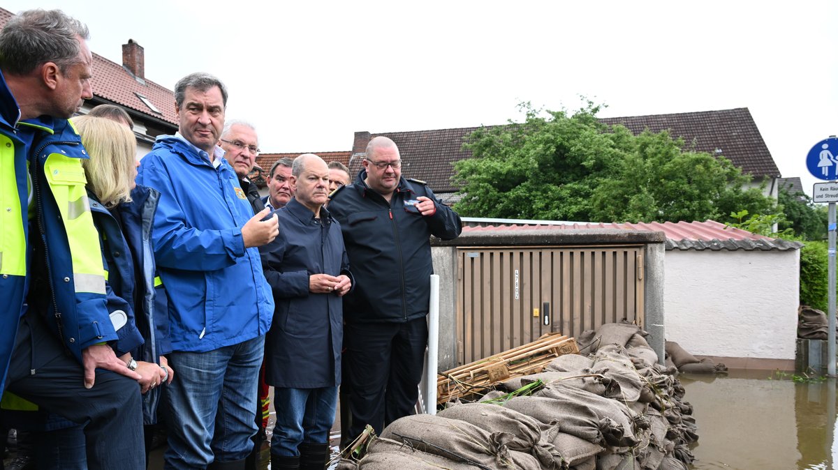 Politiker bei Hochwasser in Reichertshofen