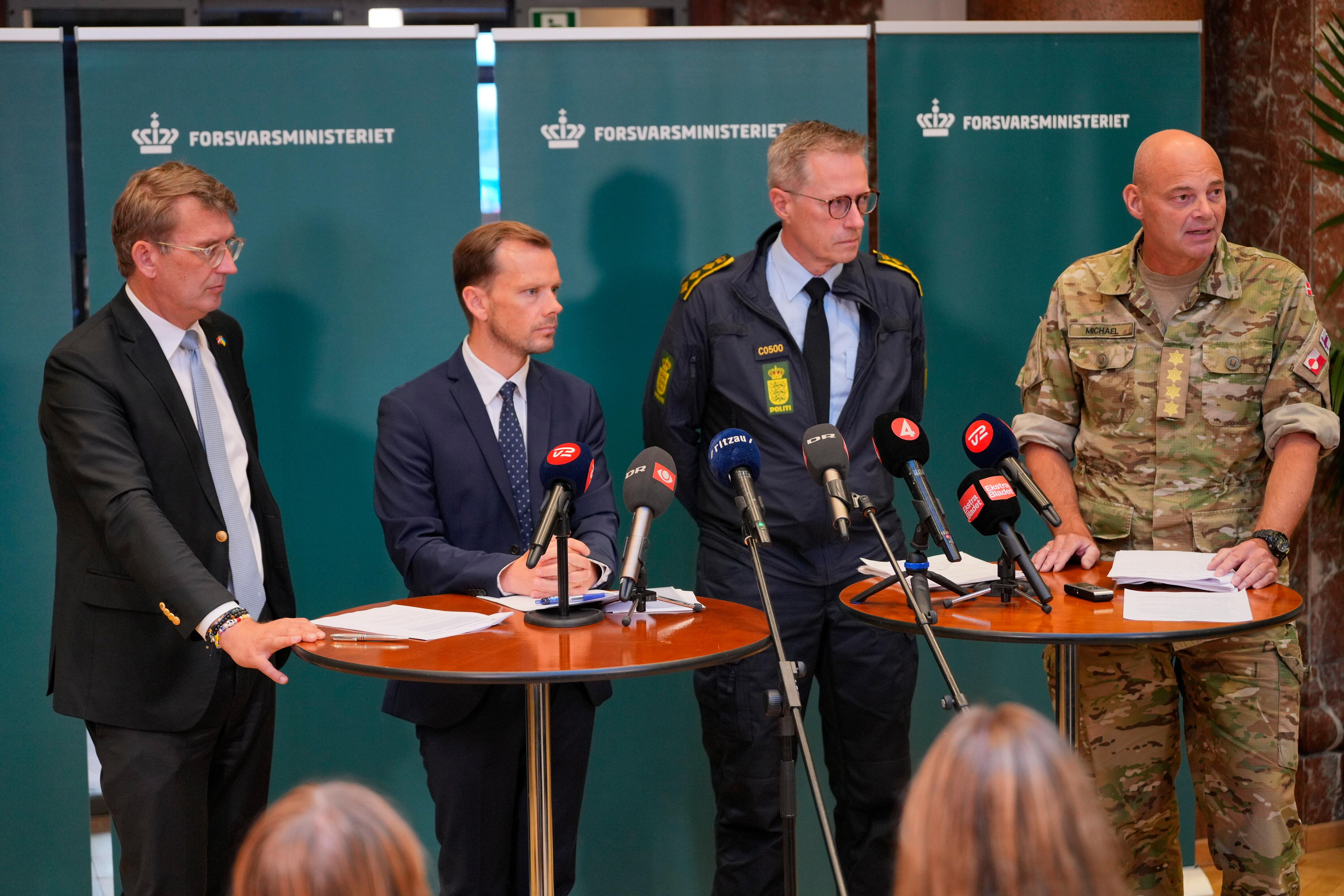 Von links: Dänemarks Verteidigungsminister Poulsen, Justizminister Hummelgaard, Polizeichef Fogde und Verteidigungsminister Hyldgaard bei einer Pressekonferenz im Verteidigungsministerium in Kopenhagen.