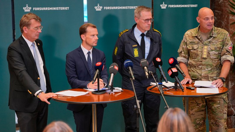 Von links: Dänemarks Verteidigungsminister Poulsen, Justizminister Hummelgaard, Polizeichef Fogde und Verteidigungsminister Hyldgaard bei einer Pressekonferenz im Verteidigungsministerium in Kopenhagen. | Bild: picture alliance / Ritzau Scanpix | Emil Helms Von links: Dänemarks Verteidigungsminister Poulsen, Justizminister Hummelgaard, Polizeichef Fogde und Verteidigungsminister Hyldgaard bei einer Pressekonferenz im Verteidigungsministerium in Kopenhagen.