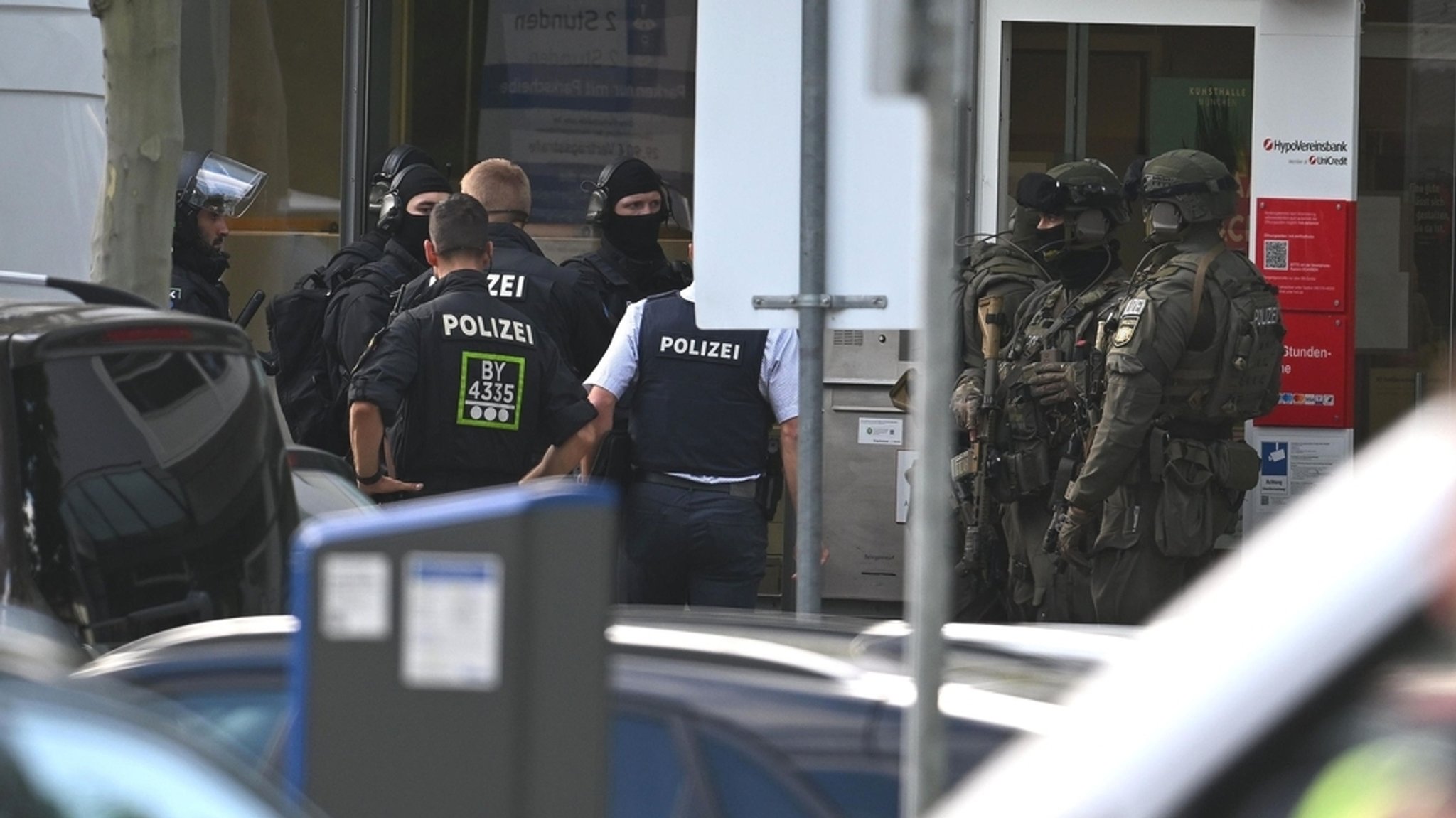 Spezialkräfte der Polizei | Bild: dpa-Bildfunk/Armin Weigel Spezialkräfte der Polizei