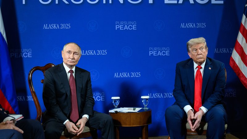 US-Präsident Donald Trump trifft auf Russlands Präsident Wladimir Putin | Bild: picture alliance / ZUMAPRESS.com | White House US-Präsident Donald Trump trifft auf Russlands Präsident Wladimir Putin