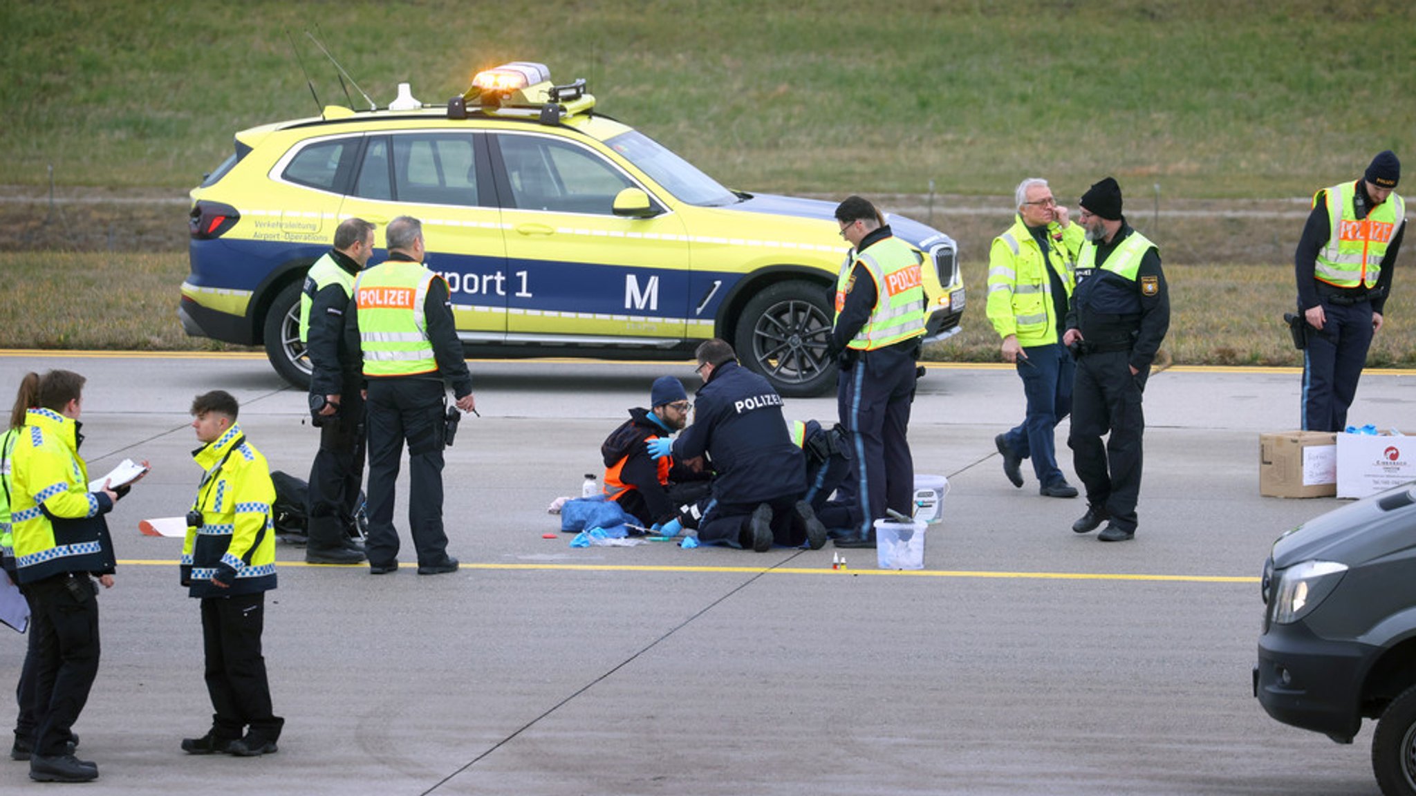 Klimaaktivist und Polizei  am Münchner Flughafen