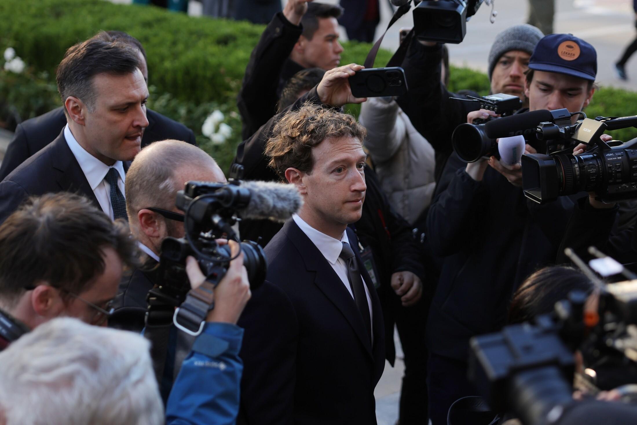 Mark Zuckerberg im Blitzlichtgewitter vor dem Gerichtsprozess in LA.