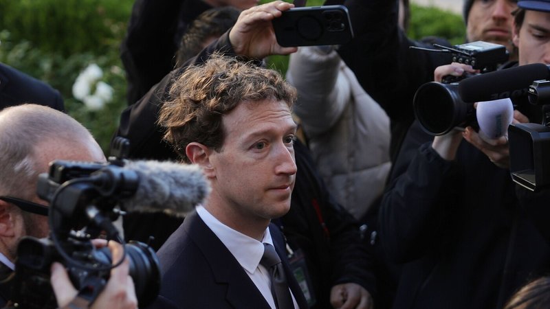 Mark Zuckerberg im Blitzlichtgewitter vor dem Gerichtsprozess in LA. | Bild: dpa-Bildfunk/Ryan Sun Mark Zuckerberg im Blitzlichtgewitter vor dem Gerichtsprozess in LA.