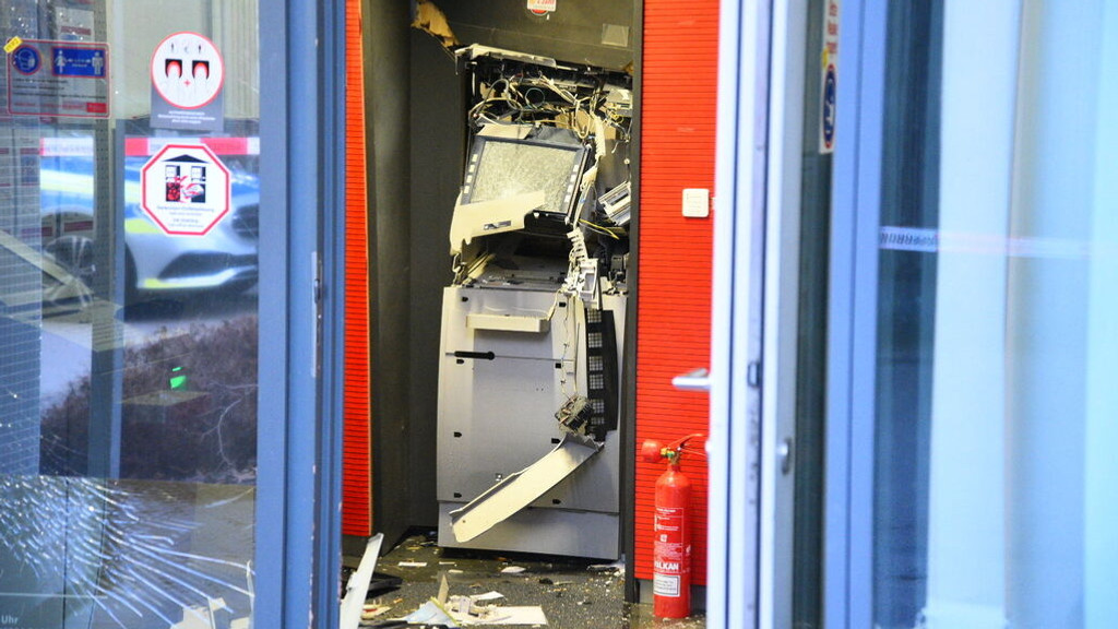 Ein gesprengter Geldautomat ist in einem Bankgebäude zu sehen. Zum Schutz vor Angriffen auf Geldautomaten wollen die deutschen Sparkassen künftig auch auf Klebesysteme setzen. (Zu dpa «Geldautomatensprengungen - Sparkassen wollen auf neue Technik setzen») Foto: René Priebe/dpa +++ dpa-Bildfunk +++