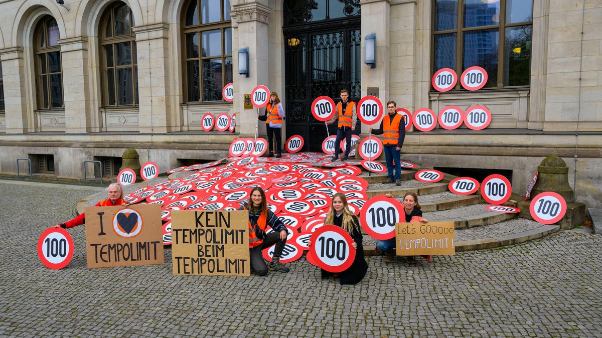 Klimaschutz-Aktivisten mit Tempo-100-Schildern vor dem Bundesverkehrsministerium
