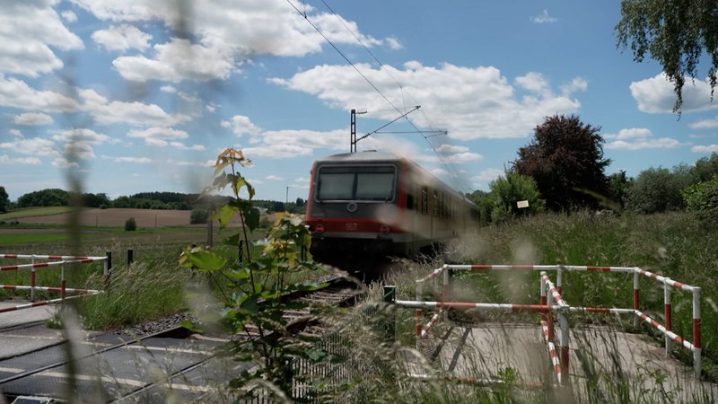 Unbeschrankte Bahnübergänge sind eine Gefahr. Immer wieder passieren Unfälle. Ursachen sind oft Unaufmerksamkeit, Leichtsinn oder Unkenntnis. | Bild: BR/Yanice Liebig Unbeschrankte Bahnübergänge sind eine Gefahr. Immer wieder passieren Unfälle. Ursachen sind oft Unaufmerksamkeit, Leichtsinn oder Unkenntnis.
