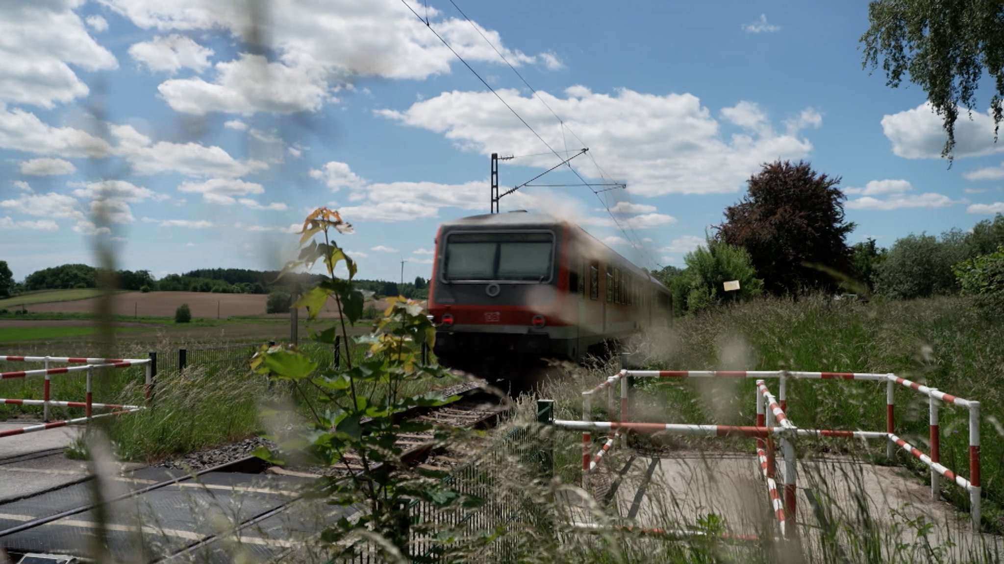 Unbeschrankte Bahnübergänge sind eine Gefahr. Immer wieder passieren Unfälle. Ursachen sind oft Unaufmerksamkeit, Leichtsinn oder Unkenntnis. | Bild: BR/Yanice Liebig Unbeschrankte Bahnübergänge sind eine Gefahr. Immer wieder passieren Unfälle. Ursachen sind oft Unaufmerksamkeit, Leichtsinn oder Unkenntnis.