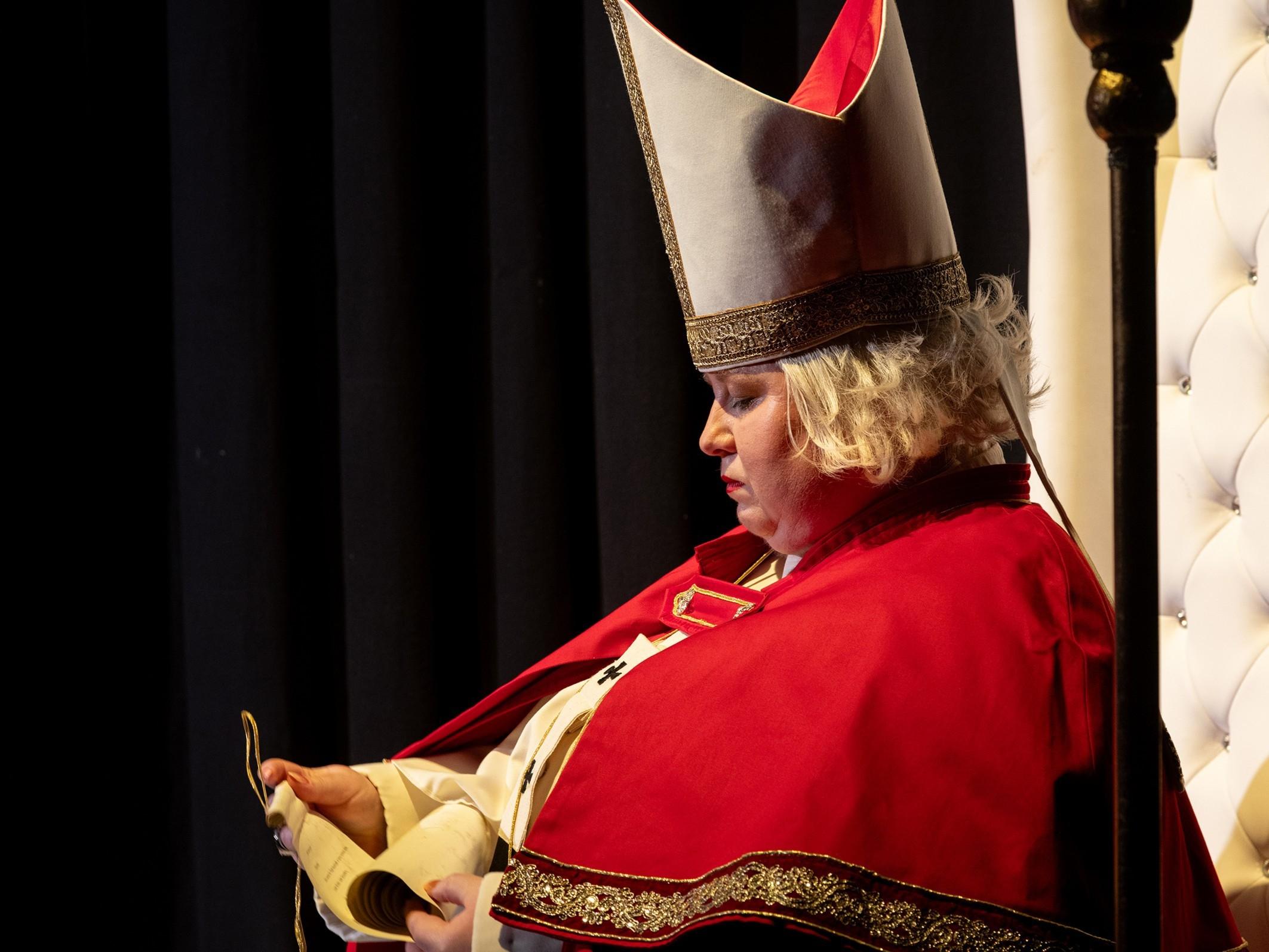 Die Schauspielerin im roten Ornat