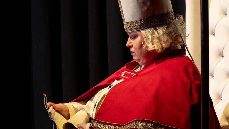 Die Schauspielerin im roten Ornat | Bild: Sebastian C. Hoffmann/Picture Alliance Die Schauspielerin im roten Ornat