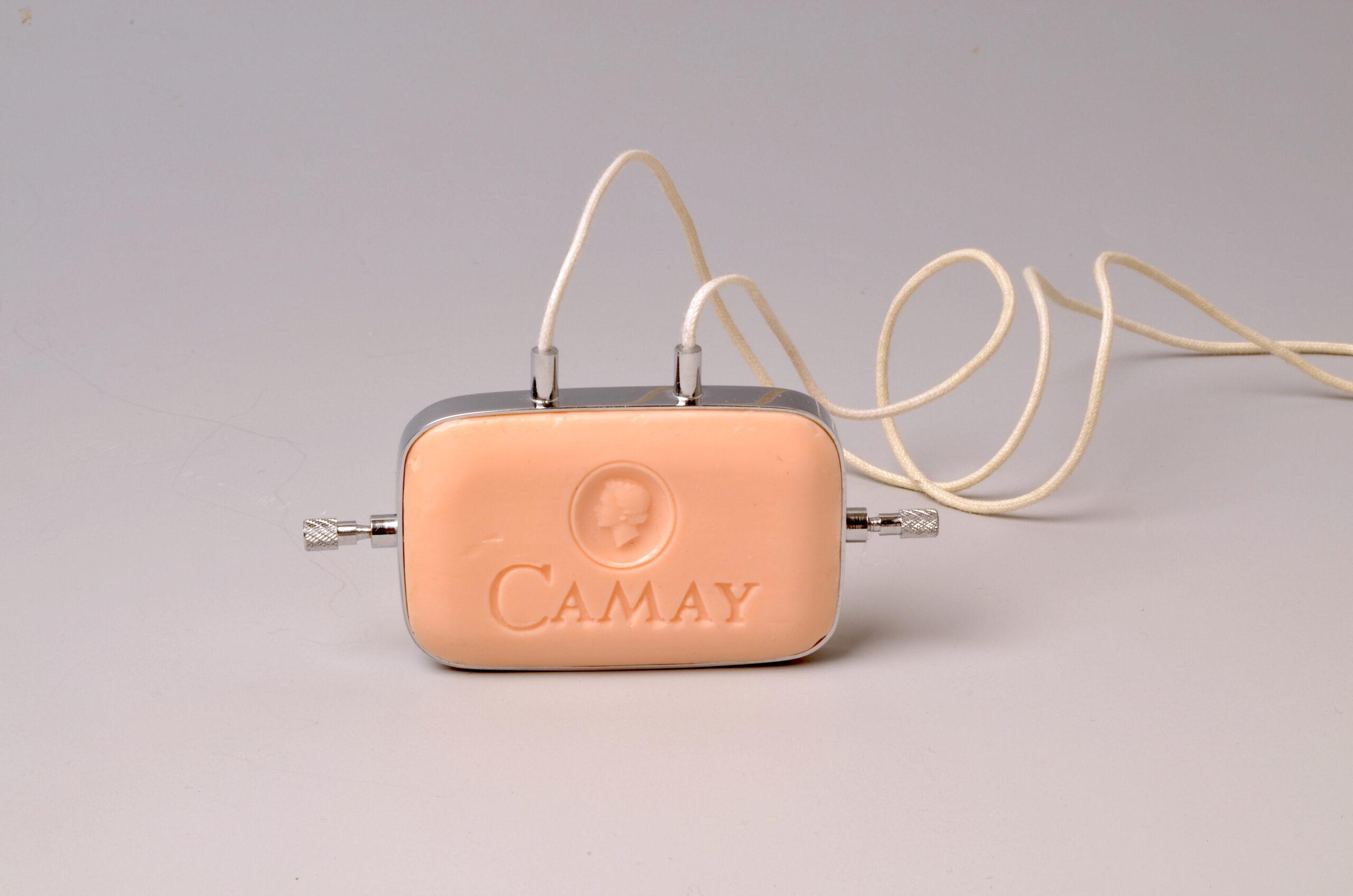 Halsschmuck "Camay", 2005. Camay-Seife (Hotelgröße), verchromtes Silber, Baumwollkordel. 4,0 x 3,7 x 1,2 cm.