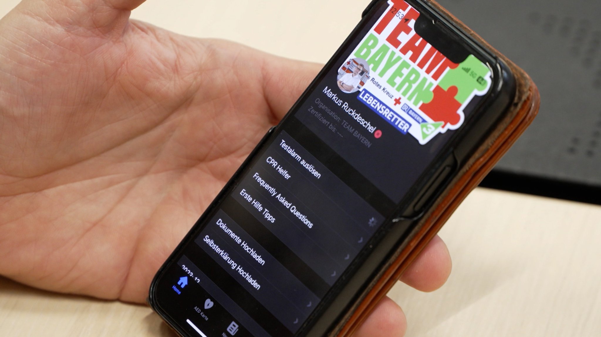 Handy mit der App "Team Bayern Lebensretter"