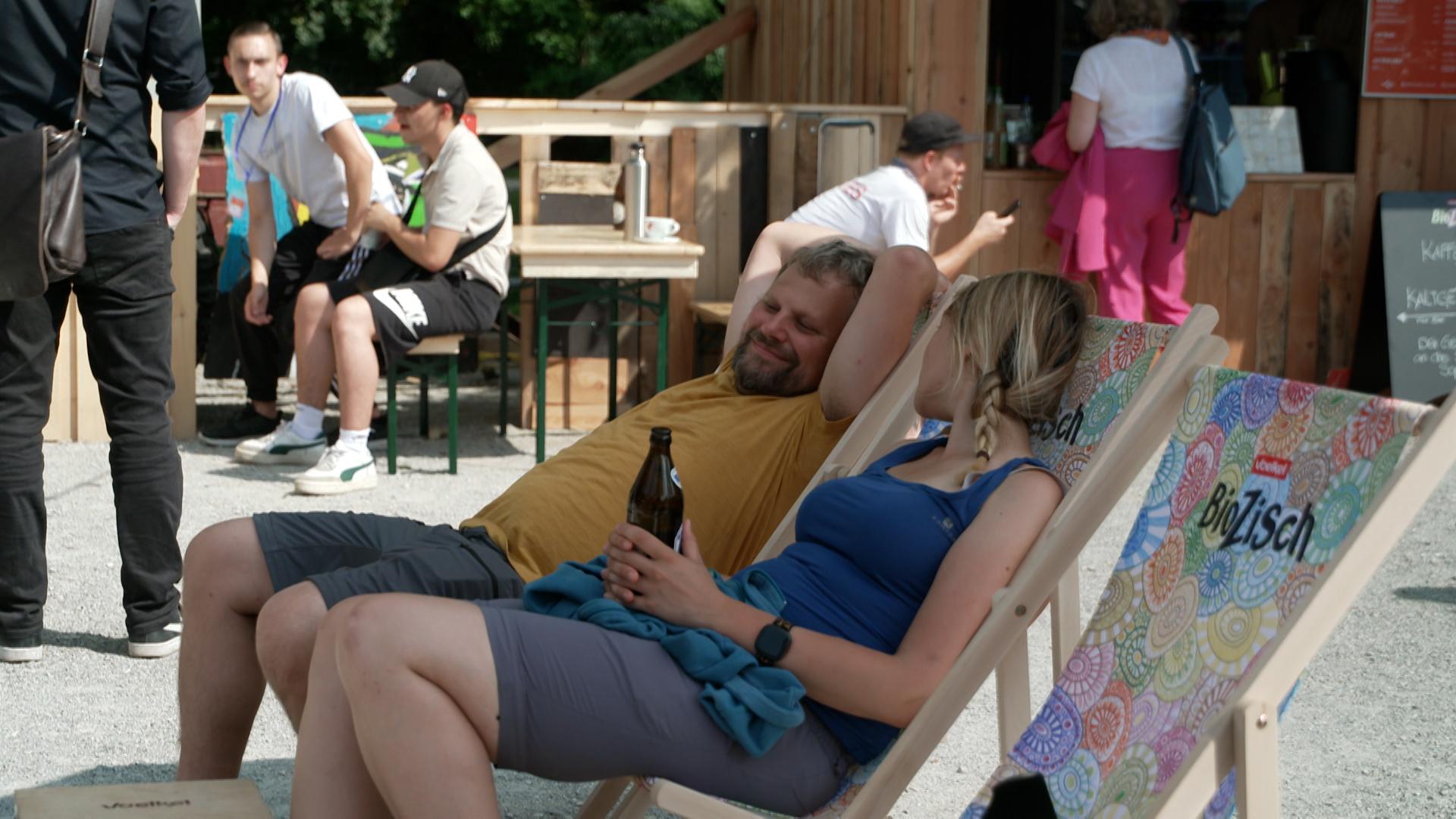 Menschen in Liegestühlen in einem Biergarten
